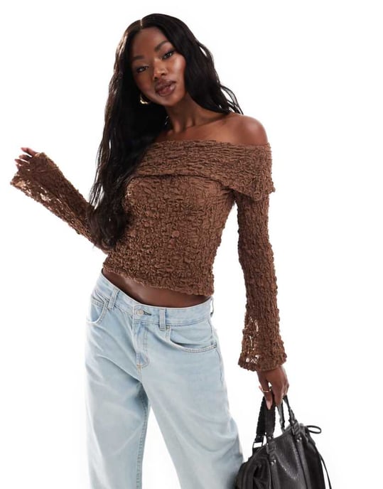 ASOS DESIGN rynkad texturerad spets bardot-top med ängelärmar i brunt - Image 1