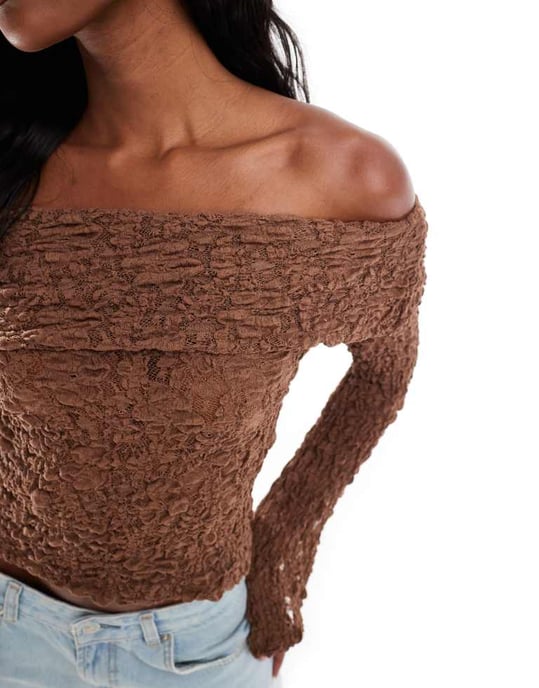 ASOS DESIGN rynkad texturerad spets bardot-top med ängelärmar i brunt - Image 3