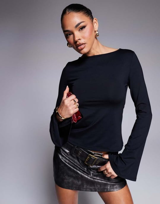 ASOS DESIGN topp med trumpetärm och skärning i halsen med öppning i ryggen i svart - Image 1