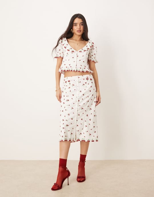 For Love & Lemons Pärlade Körsbärstopp i vitt och rött set - Image 3