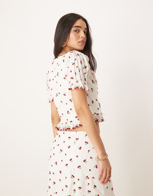 For Love & Lemons Pärlade Körsbärstopp i vitt och rött set - Image 4