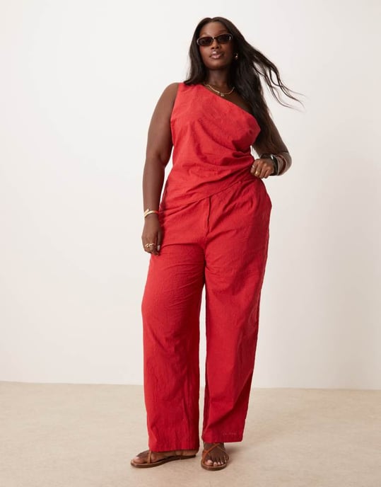 ASOS DESIGN Curve skräddarsydd blommig texturerad off shoulder toppset i röd - Image 2