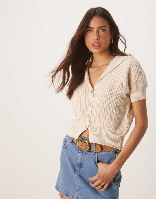 ASOS DESIGN stickad strukturkrage kortärmad cardigan med guldfärgade knappar i cream - Image 1