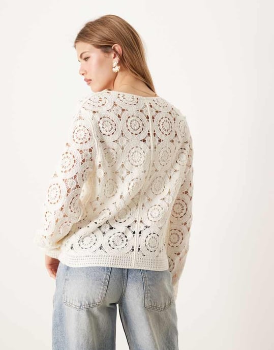 YAS cirkel virkad stickad cardigan med detaljer i guldknappar i gräddfärg - Image 4