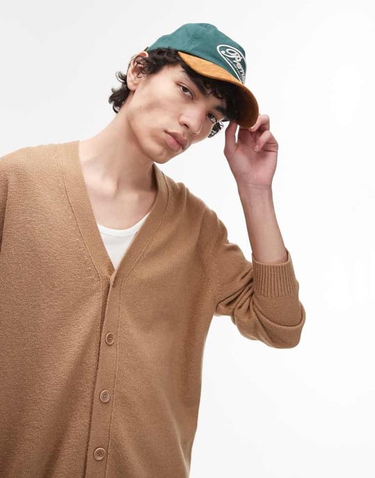 ARKET texturerad lättstickad cardigan i kamelbeige - Image 4