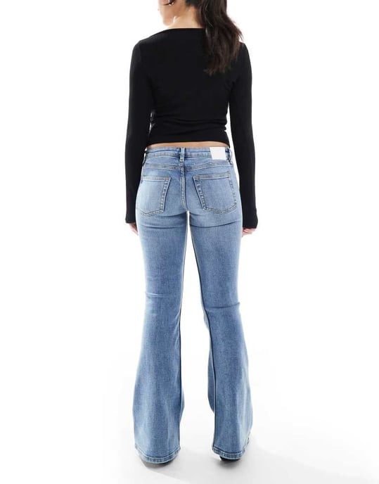 Monki Katsumi låg midja bootcut flare jeans i vintage blå tvätt - Image 2