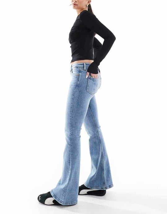 Monki Katsumi låg midja bootcut flare jeans i vintage blå tvätt - Image 3
