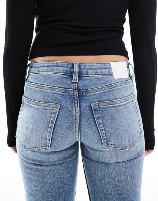 Monki Katsumi låg midja bootcut flare jeans i vintage blå tvätt - Image 4