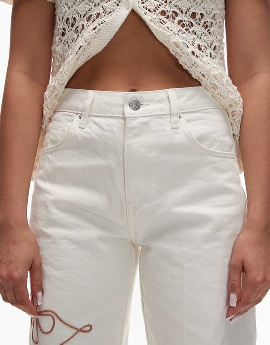 Topshop tunnjeans med röd broderi i ecru - Image 4