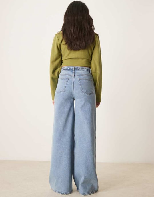 ASOS DESIGN bredbent jeans med flätad midja i mellanutfärgning - Image 2