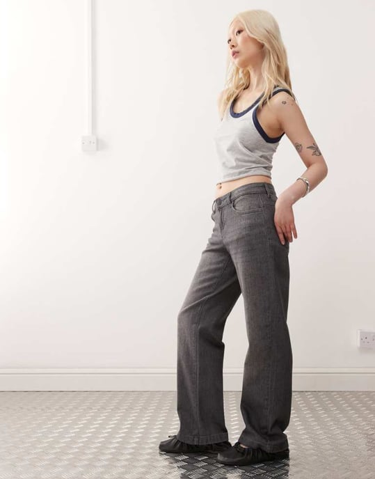 Noisy May Petite låg midja vida jeans i mörkgrå - Image 2