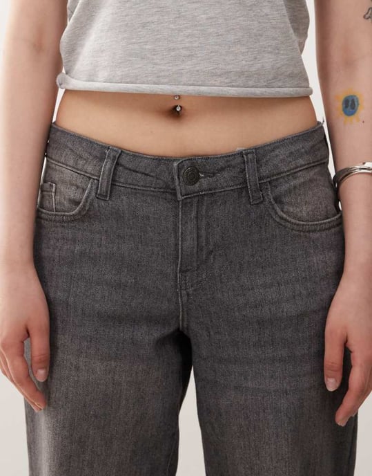 Noisy May Petite låg midja vida jeans i mörkgrå - Image 4