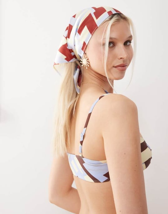 Återvunnet vintage bralette-bikinitopp med utskärningar och pärlor i brun och blå geometrisk tryck - Image 3