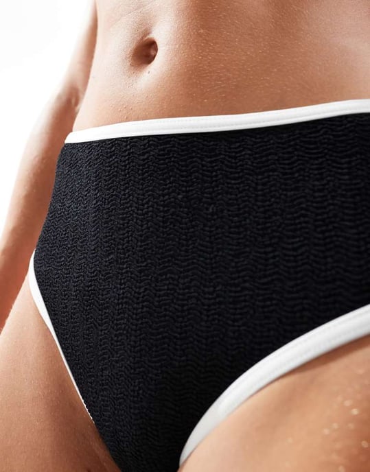 Vero Moda strukturerade bikiniunderdelar med kant i svart - Image 3