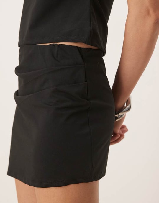 ASOS DESIGN koord asymmetrisk nederkant mini kjol med plisseringsdetalj i svart - Image 2