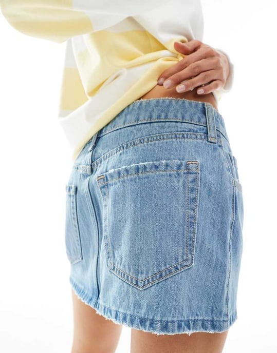 Hollister låg midja mini fransad denimkjol i mellanblå tvätt - Image 3
