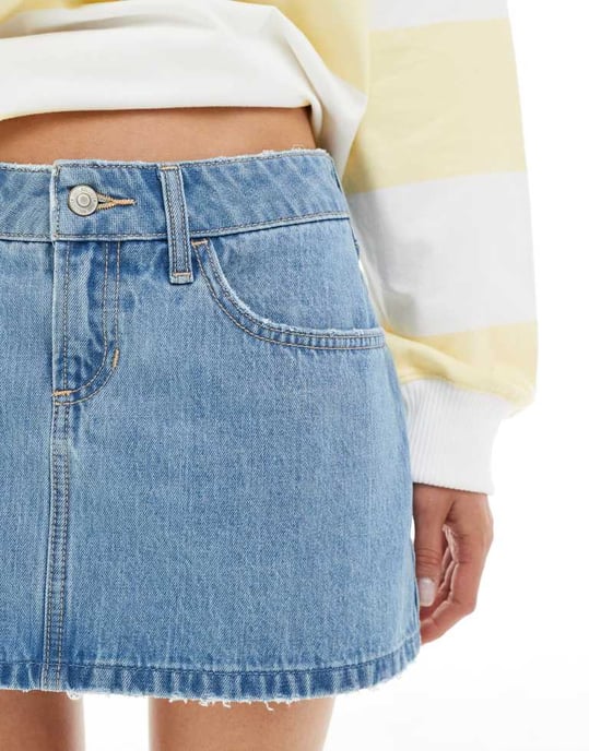 Hollister låg midja mini fransad denimkjol i mellanblå tvätt - Image 4