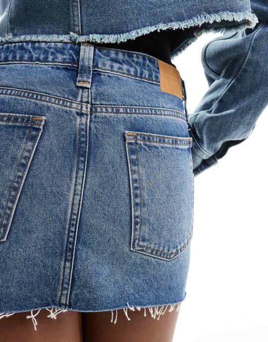 Monki lågmidjeför denim mini kjol i mellanblå tvätt - Image 3