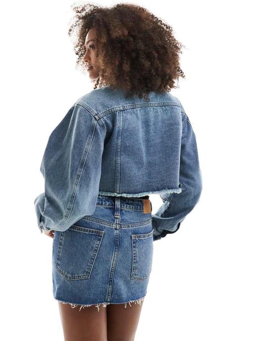 Monki lågmidjeför denim mini kjol i mellanblå tvätt - Image 4