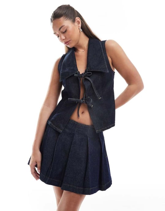 ASOS DESIGN plisserad denim mini mikrokjol i indigo - Image 1