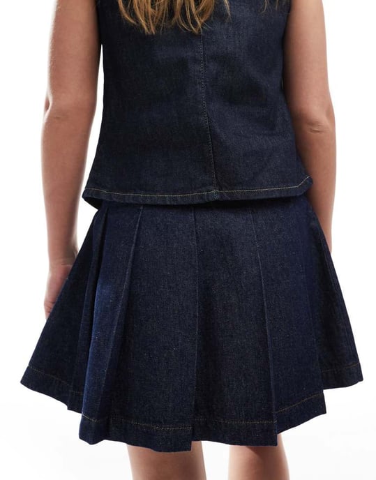 ASOS DESIGN plisserad denim mini mikrokjol i indigo - Image 2