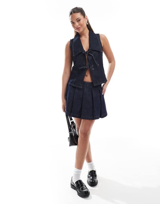 ASOS DESIGN plisserad denim mini mikrokjol i indigo - Image 3