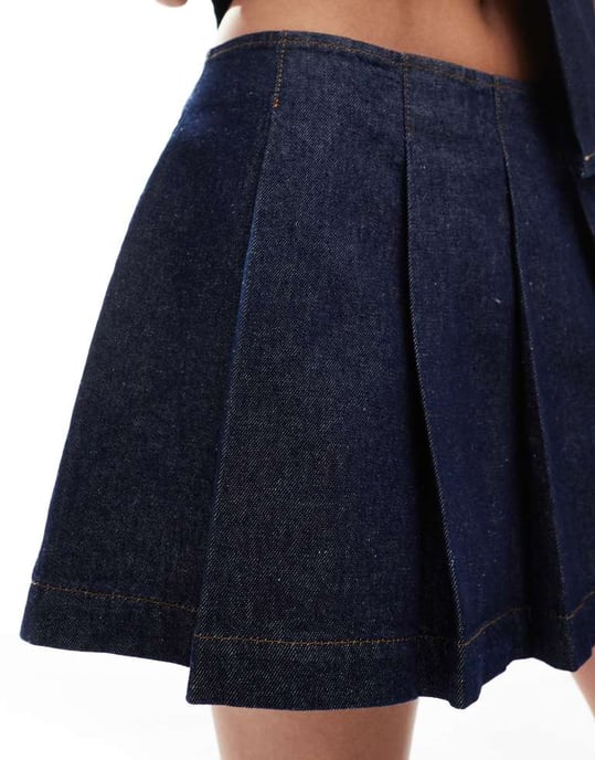 ASOS DESIGN plisserad denim mini mikrokjol i indigo - Image 4
