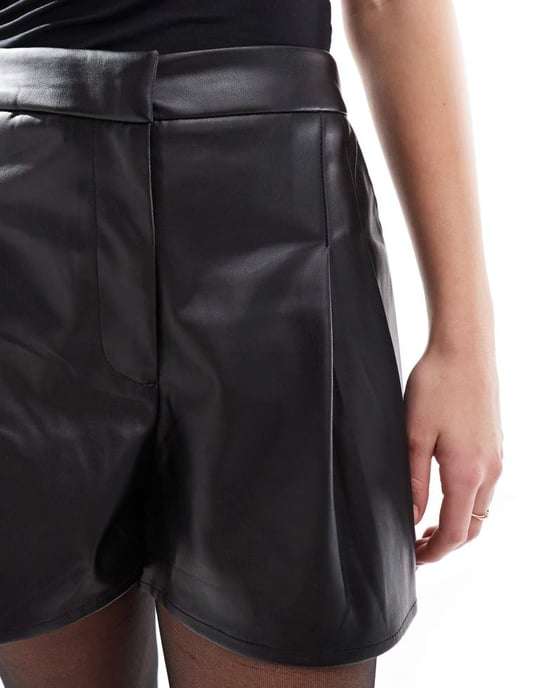 ASOS DESIGN kort kjol i svart med plisserade detaljer i konstläder - Image 4
