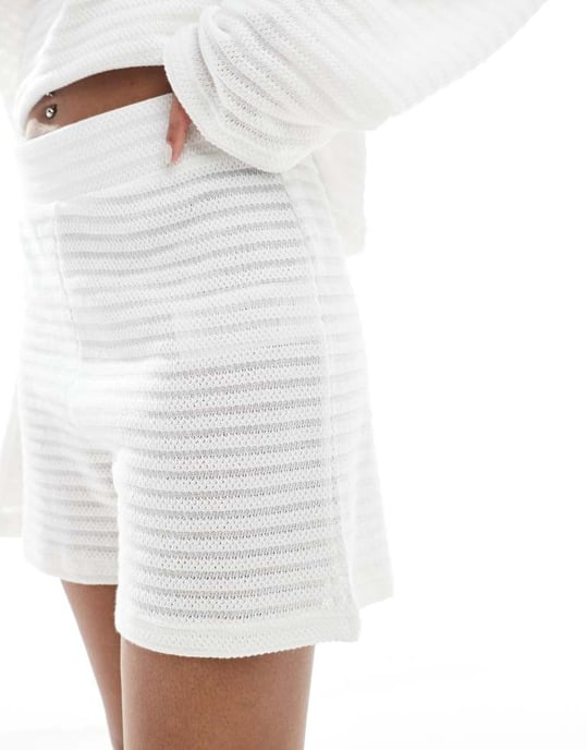 Pieces mix and match självrandiga stickade shorts i off-white - Image 3