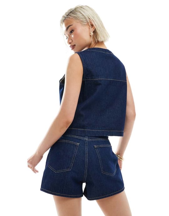 ASOS DESIGN denimshorts med ficklock i matchande mid blue - Image 2