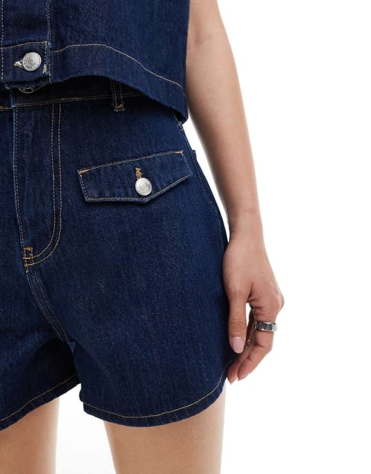 ASOS DESIGN denimshorts med ficklock i matchande mid blue - Image 3