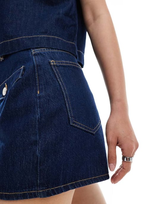 ASOS DESIGN denimshorts med ficklock i matchande mid blue - Image 4