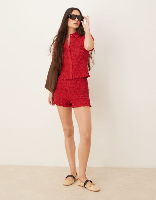 ASOS DESIGN shirred detaljerad mikroshorts set i röd - Image 1