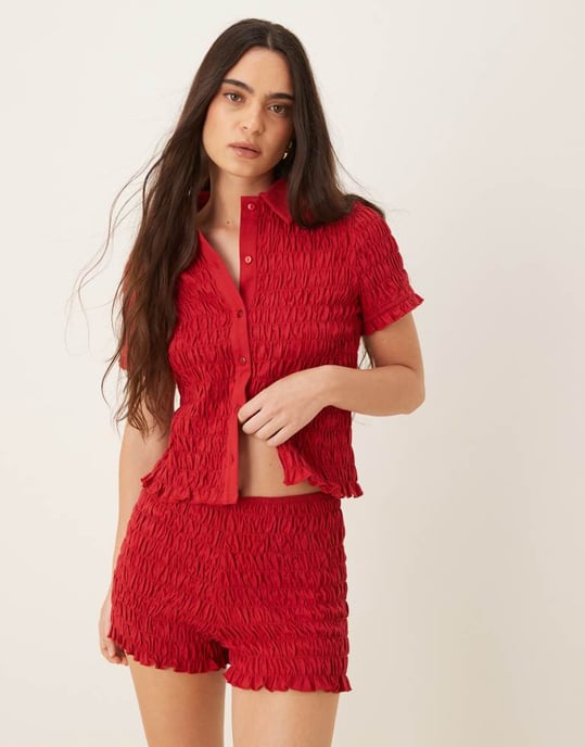 ASOS DESIGN shirred detaljerad mikroshorts set i röd - Image 2