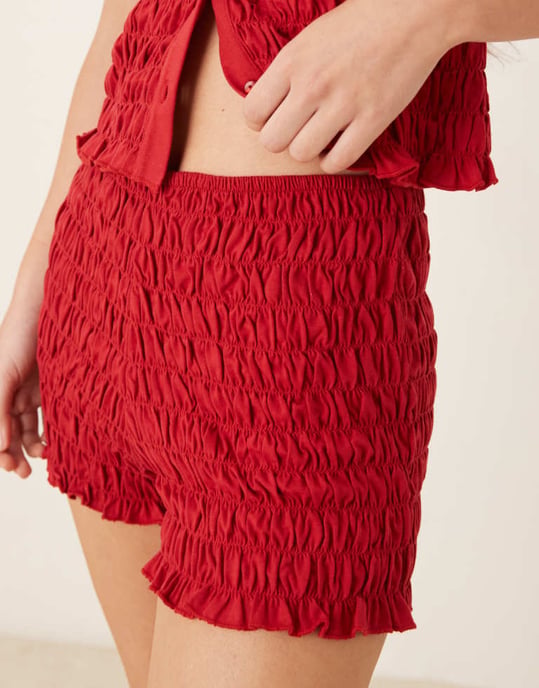 ASOS DESIGN shirred detaljerad mikroshorts set i röd - Image 3