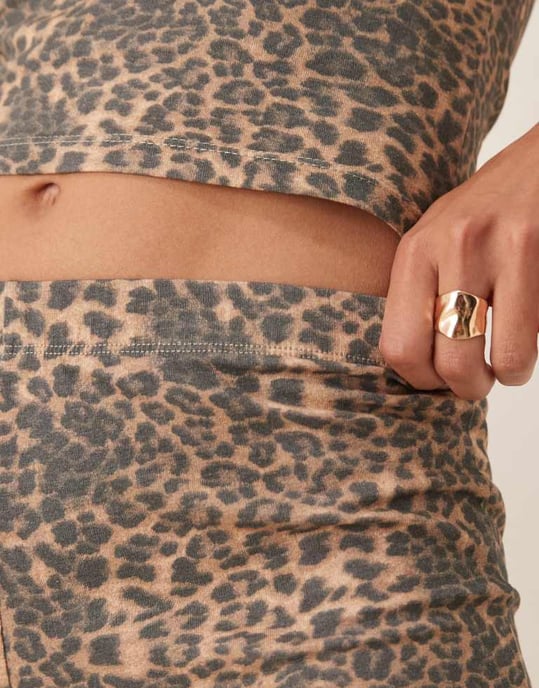 ASOS DESIGN leopardmönstrad mikro shorts-set - Image 4