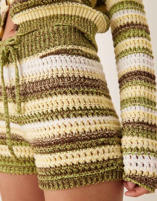 ASOS DESIGN stickad flerfärgad virkad randig kort koord i gult - Image 2