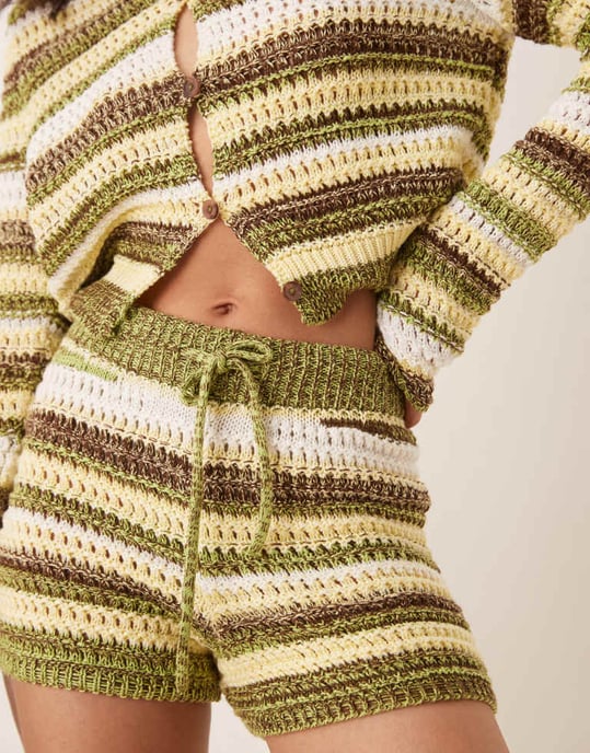 ASOS DESIGN stickad flerfärgad virkad randig kort koord i gult - Image 4