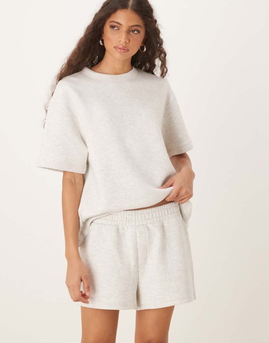 ASOS DESIGN samordnad chunky ribbade löparshorts i gråmelerad - Image 2
