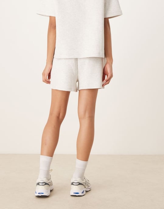 ASOS DESIGN samordnad chunky ribbade löparshorts i gråmelerad - Image 4