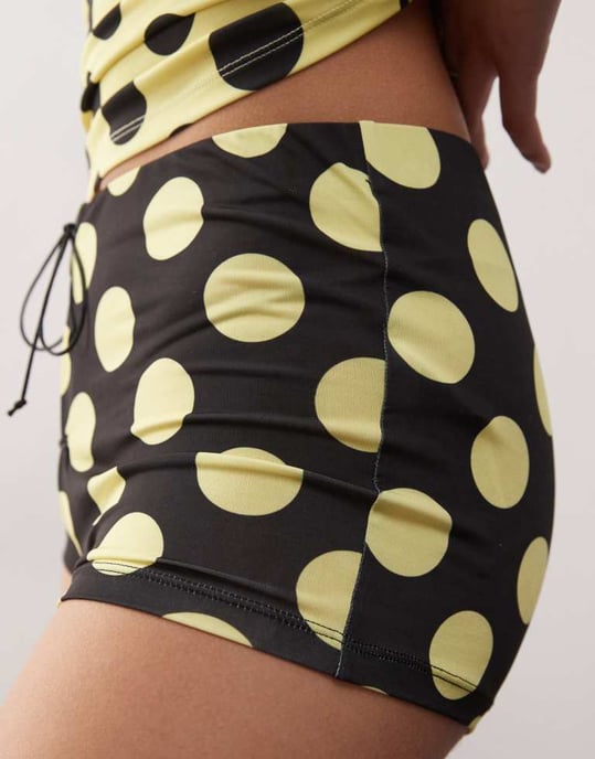 COLLUSION micro mini shorts i gul stor prick med snörning som matchar - Image 3