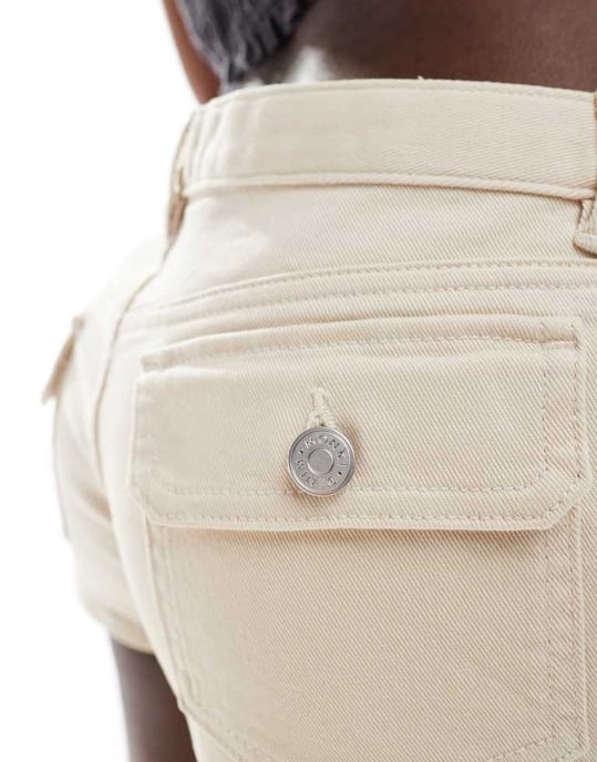 Monki fickdetaljerad mikro hotpants i beige - Image 3