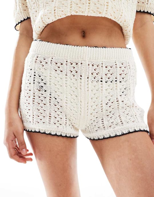 ASOS DESIGN stickad kort set med kontrasterande plädstygn i elfenben - Image 4