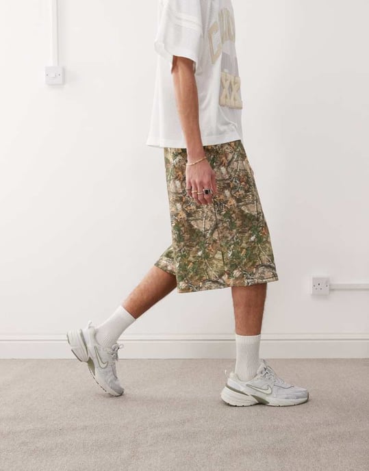COLLUSION Skater avkopplande jersey-shorts i trädkamouflage-mönster - MULTI - Image 2