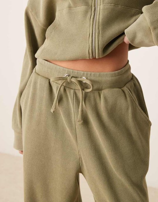 ASOS DESIGN koord våfflad papperspåse midja joggers i khaki - Image 4