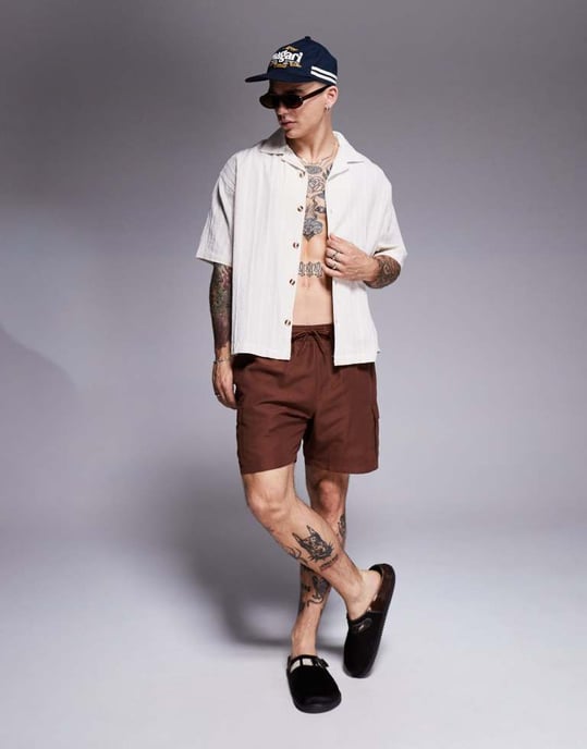 ASOS DESIGN badshorts i medellängd med cargo-fickor i mörkbrun - Image 2