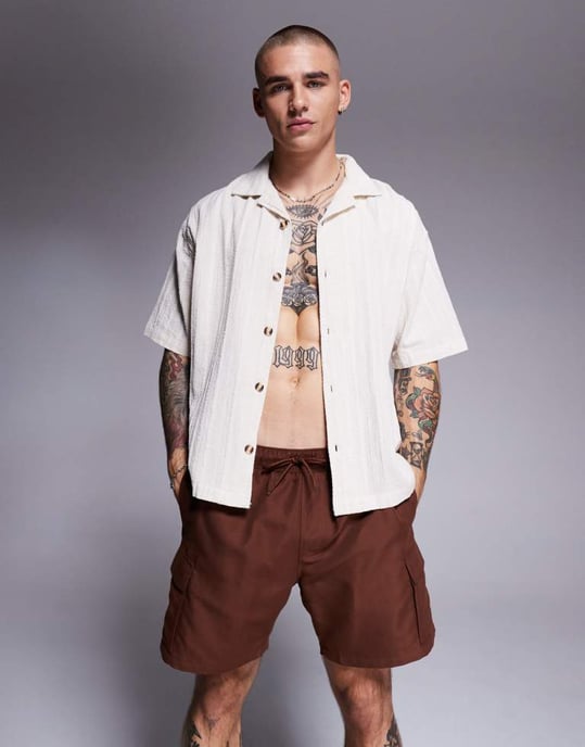 ASOS DESIGN badshorts i medellängd med cargo-fickor i mörkbrun - Image 3