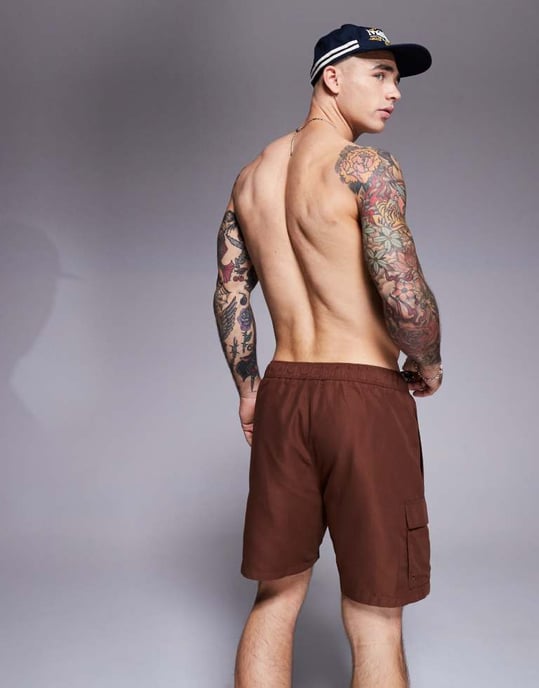 ASOS DESIGN badshorts i medellängd med cargo-fickor i mörkbrun - Image 4