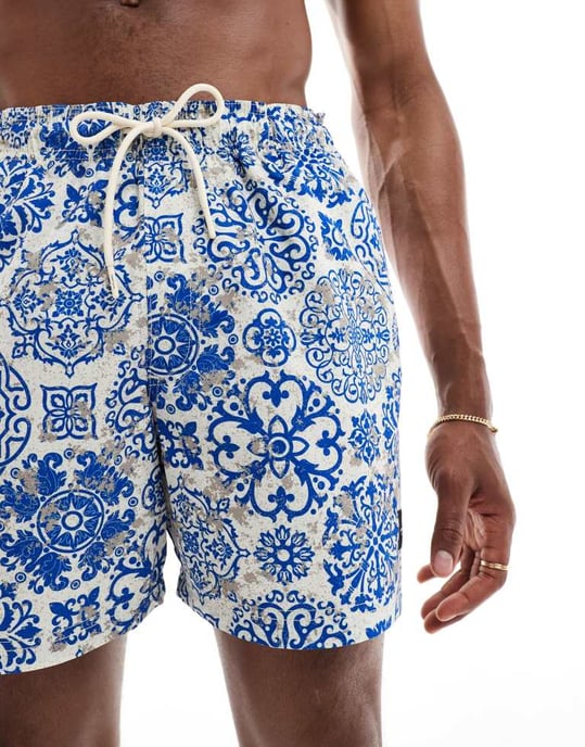 Jack & Jones badshorts i vitblått kakelmönster - Image 4