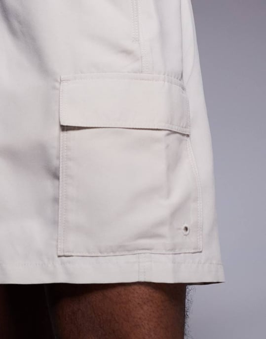 ASOS DESIGN badshorts i medellängd med cargofickor i ljus sten - Image 4